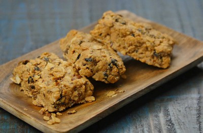 Berry nut granola bar