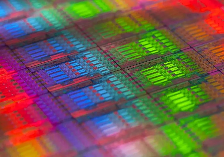 Aiming for Atoms: The Art of Making Chips Smaller