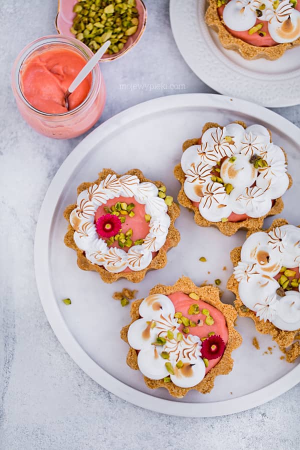 Tartelettes com ruibarbo e merengue italiano