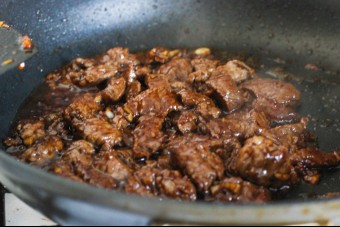 Cooking Beef with Garlic Sauce