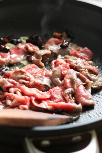 Stir-fried Beef with Leeks Step Two