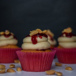 Cupcakes με Φυστικοβούτυρο & Μαρμελάδα