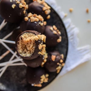 Cake Pops με Φυστικοβούτυρο και Μαύρη Σοκολάτα