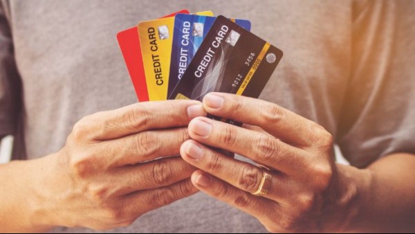 Cartão de Crédito Alto: Pagar o Mínimo ou Parcelar a Fatura? Cartão de Crédito Alto: Pagar o Mínimo ou Parcelar a Fatura?