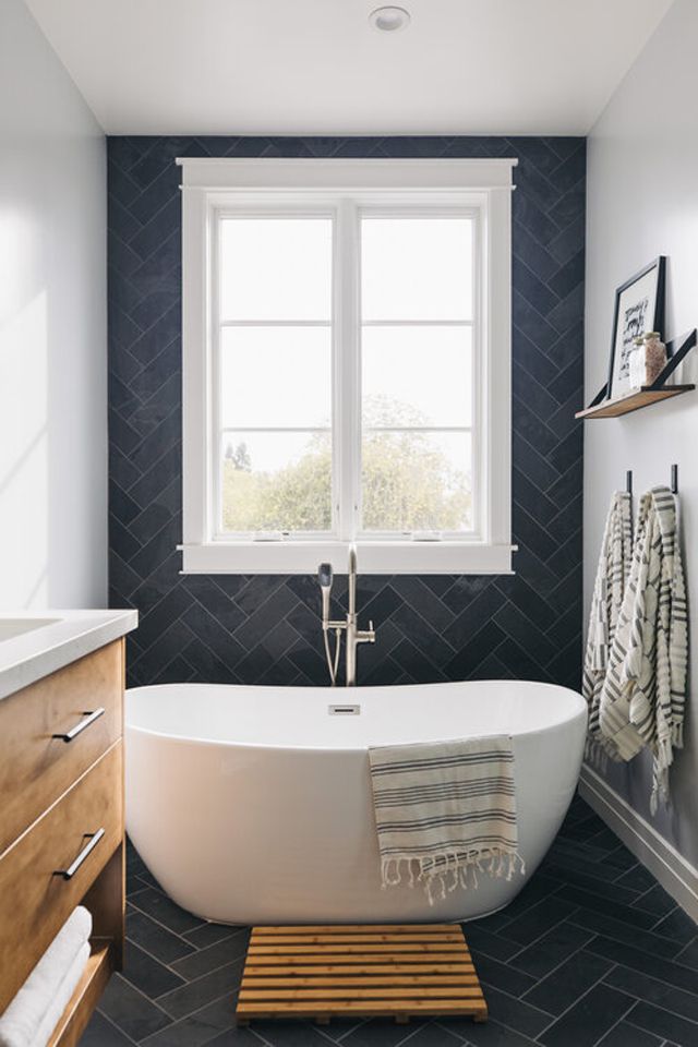Small bathroom with tub and navy tiling