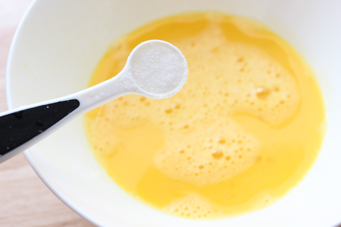Add sugar to the egg