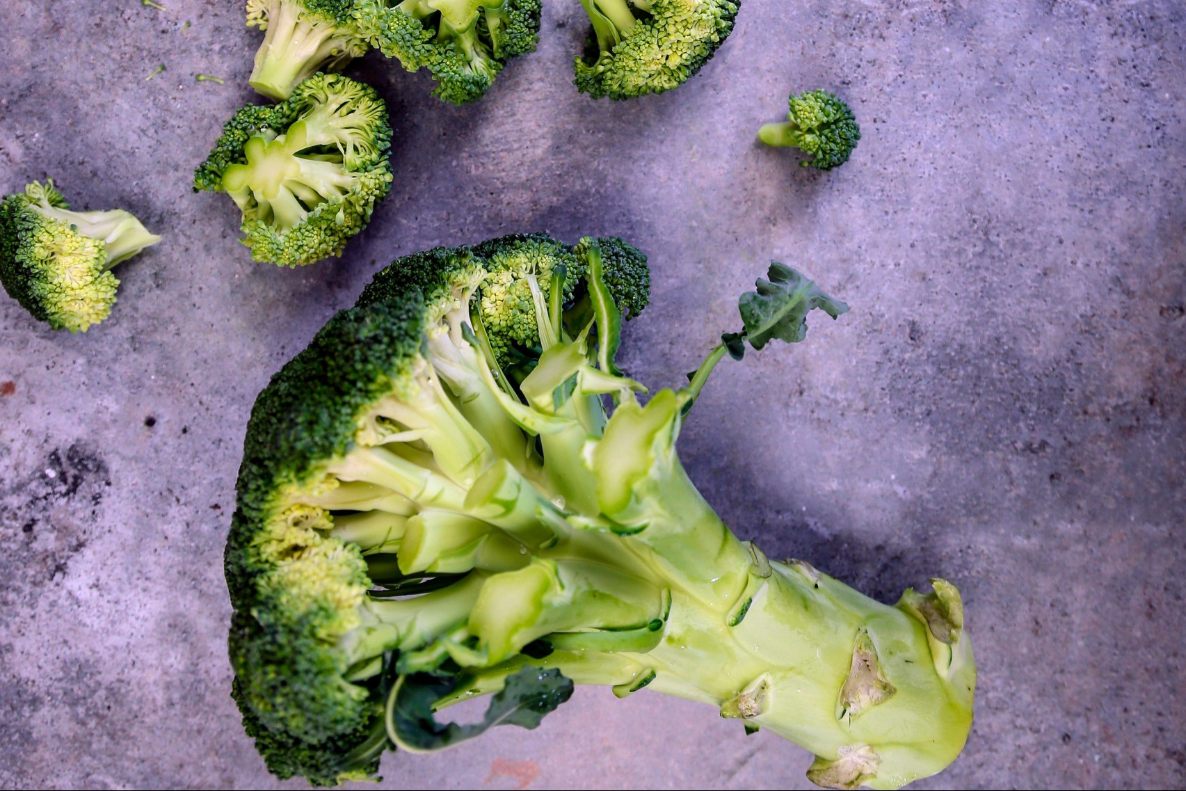 A head of broccoli with many florets