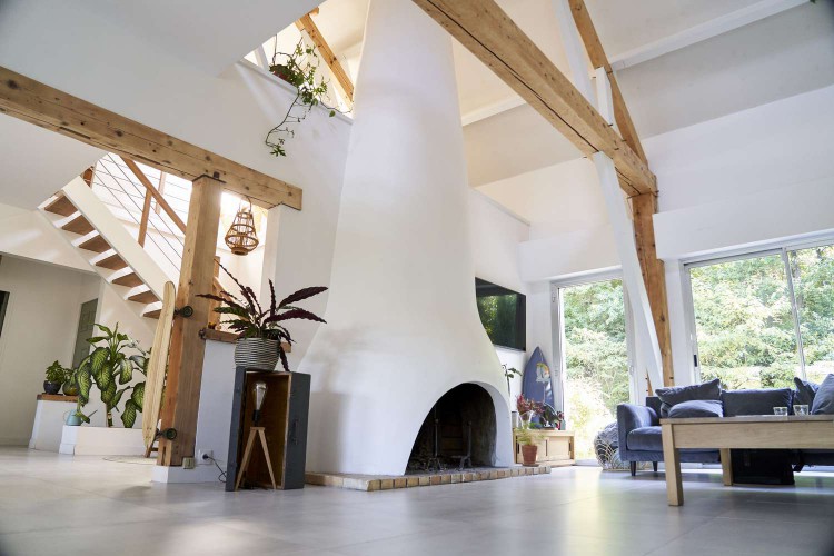 Living room with load bearing beams