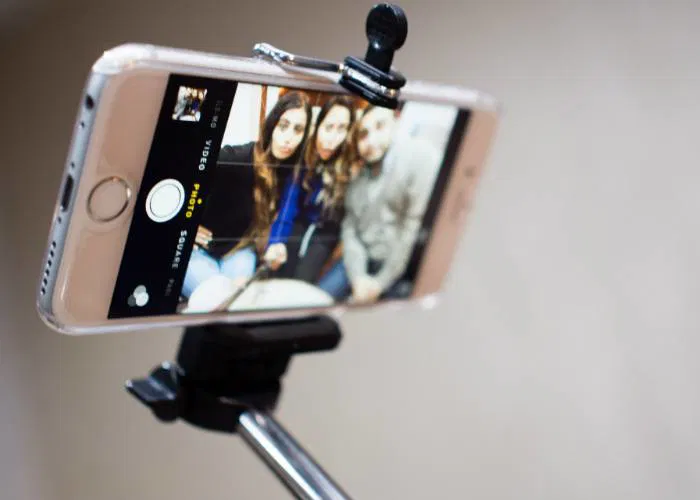 Iran_mixedgenderselfiesbanned