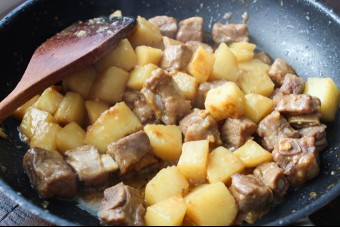 Cooking Korean-style pork ribs with potato