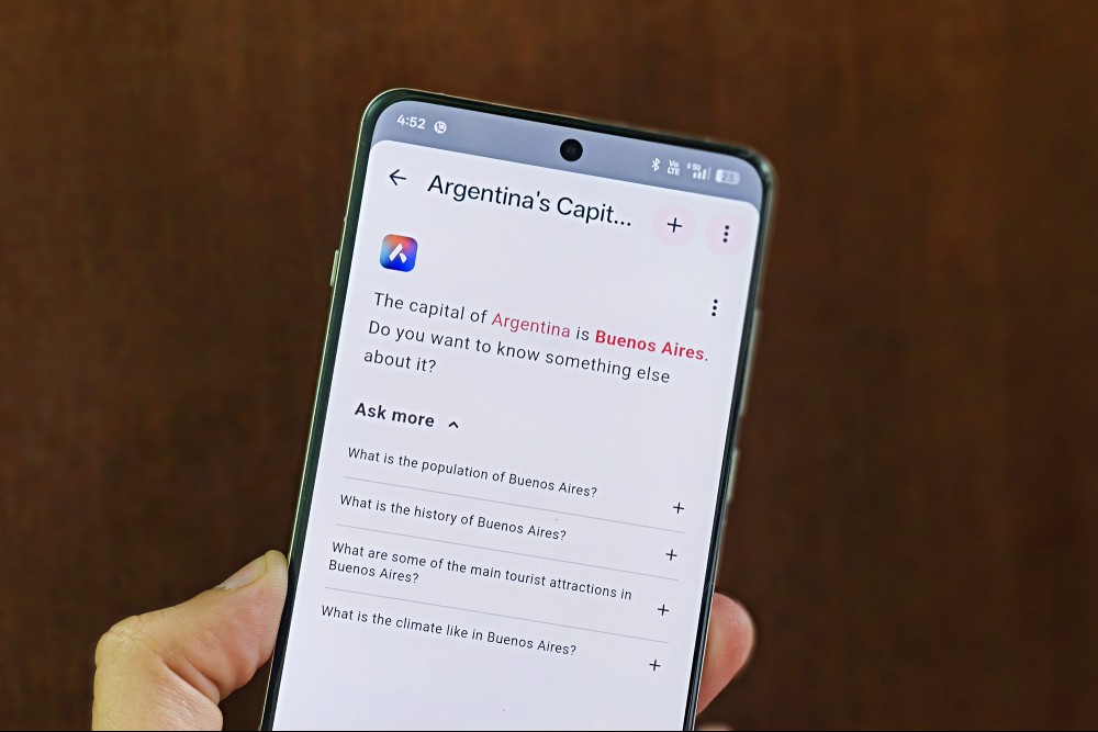 Basic text query on Opera Mini's Aria chatbot.