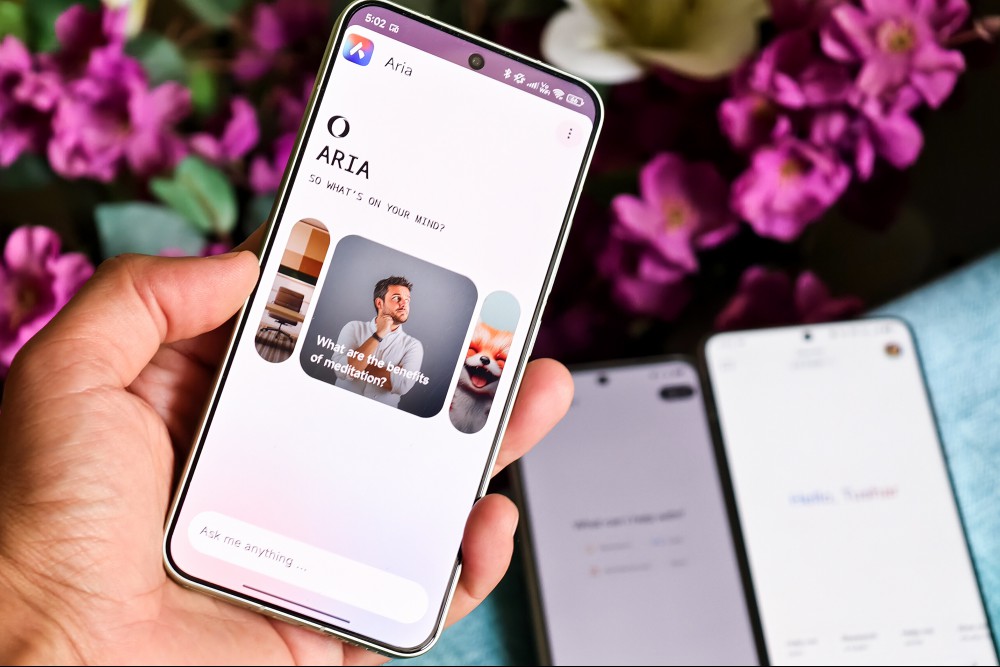Opera Mini Aria AI chatbot on phone held in hand.