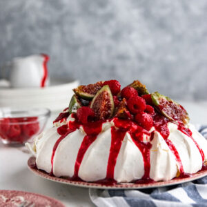 Pavlova με Κουλί από Κόκκινα Φρούτα