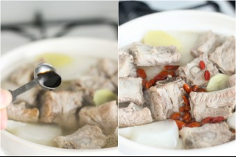 Pork rib soup with daikon step two