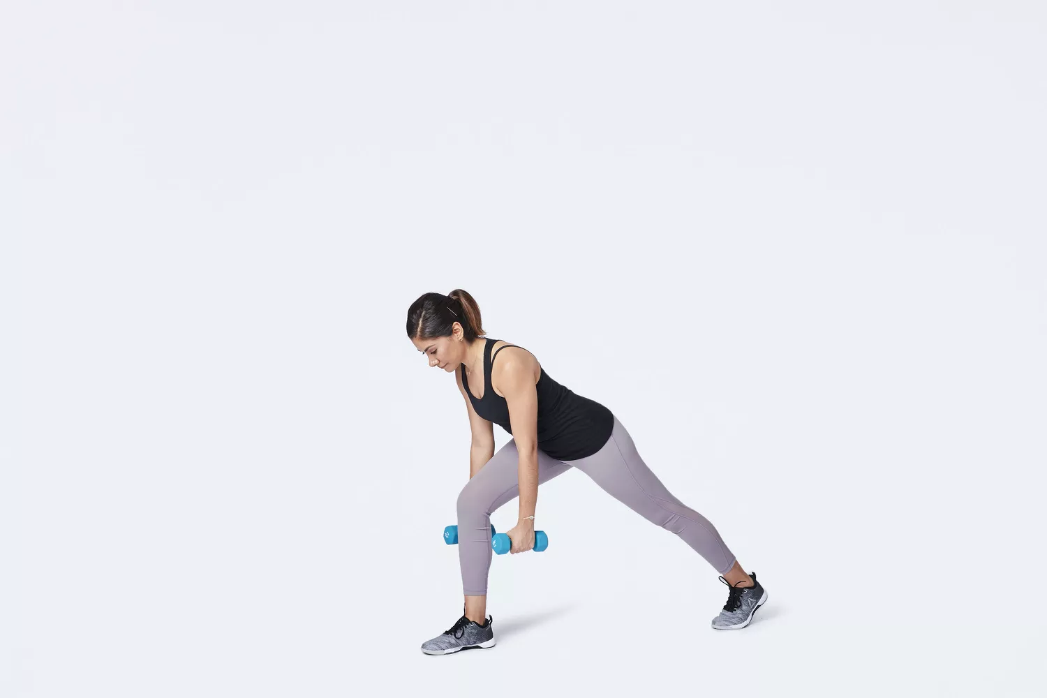 woman doing rear lunge row