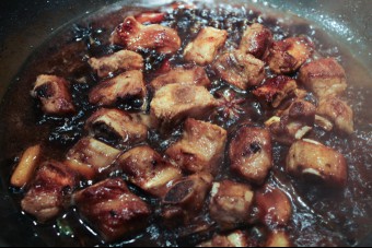Braising the Pork Ribs 