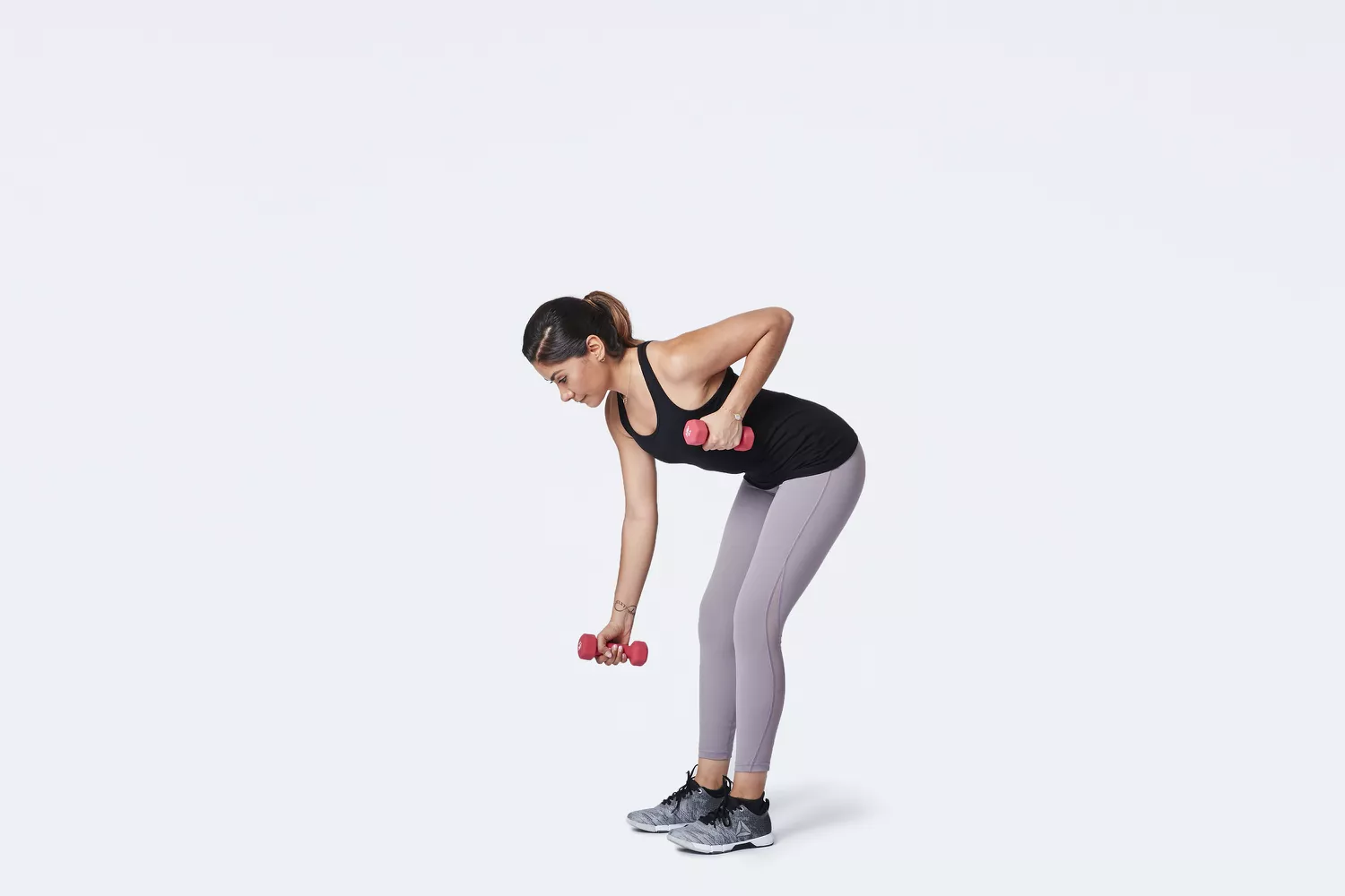 woman doing single arm dumbbell bent over row