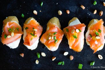 Smoked salmon montaditos with Mexican crema