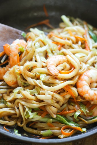 cooking-stir-fried-udon-with-shrimp