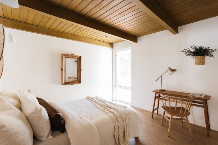 minimalist midcentury modern bedroom