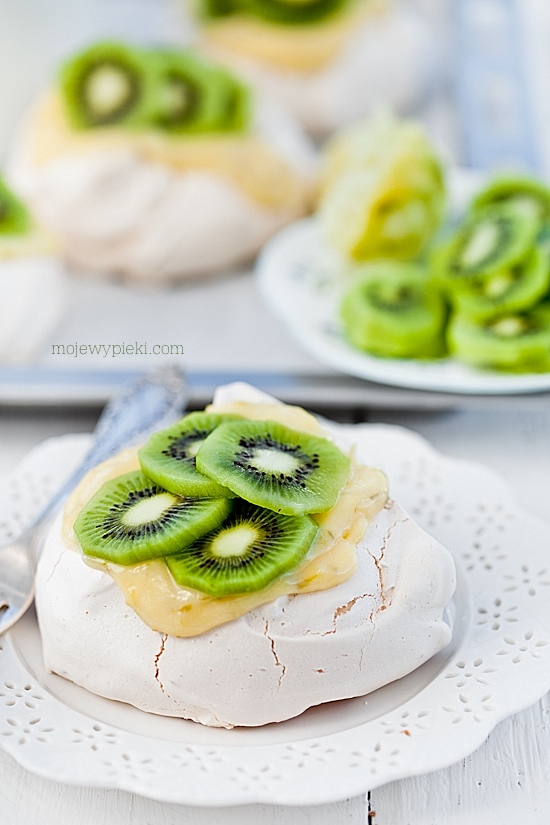 Mini pavlova de primavera com limão e kiwi