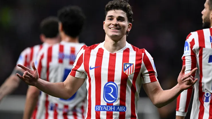 Video: Julian Alvarez scores stunning free kick for Atletico Madrid vs Barcelona in Champions League