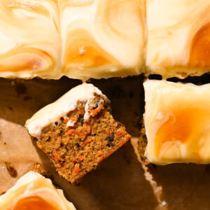 Carrot Cake με Επικάλυψη Κρέμα Τυριού & Αλατισμένη Καραμέλα