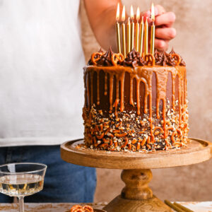 Σοκολατένιο Cake με Σοκολατένιο Frosting, Καραμέλα & Pretzels