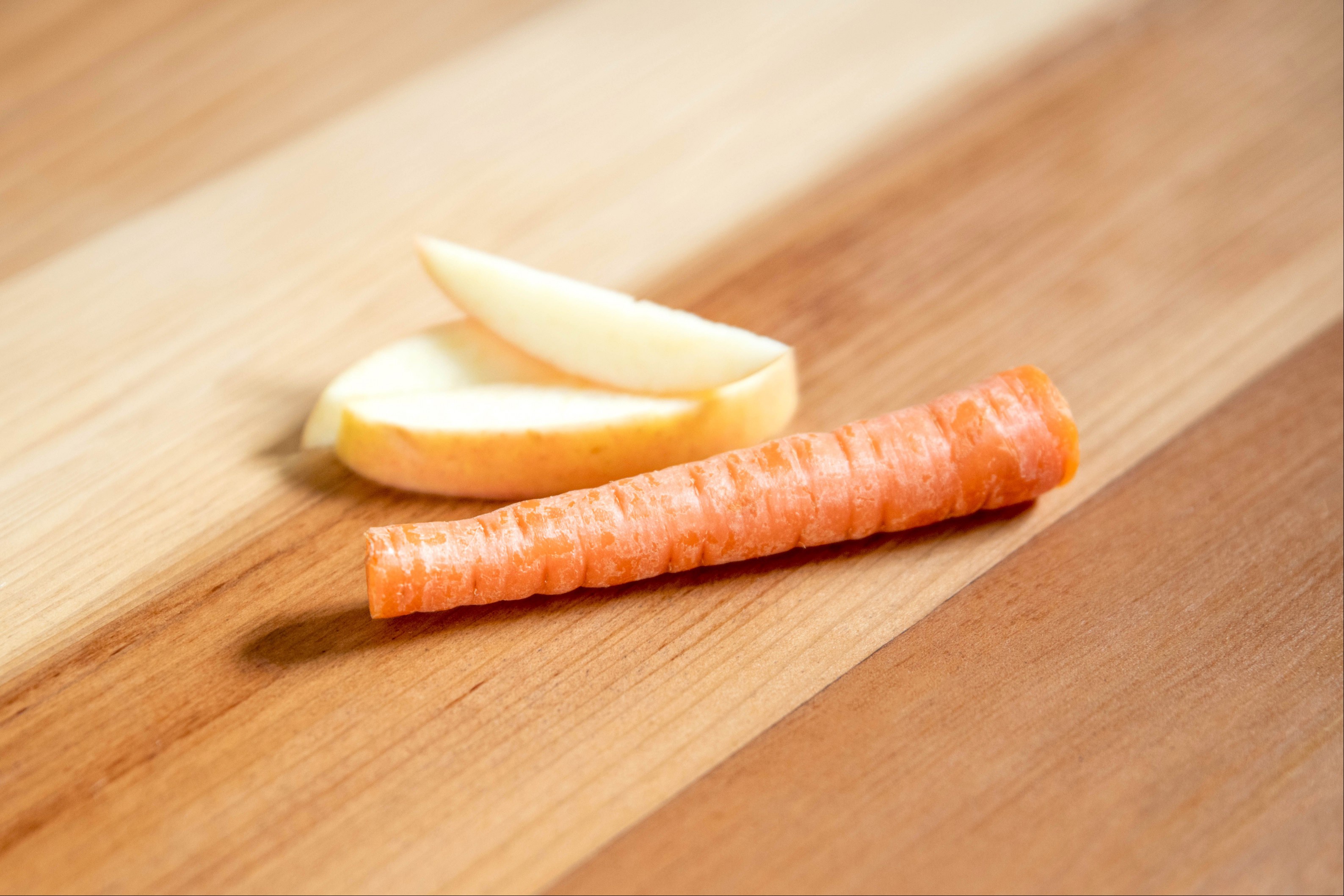 Apple slices and a carrot 