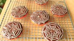How to âSpiderwebâ Your Halloween Desserts
