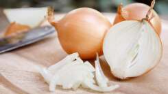 How to Slice an Onion to Help It Keep Its Shape