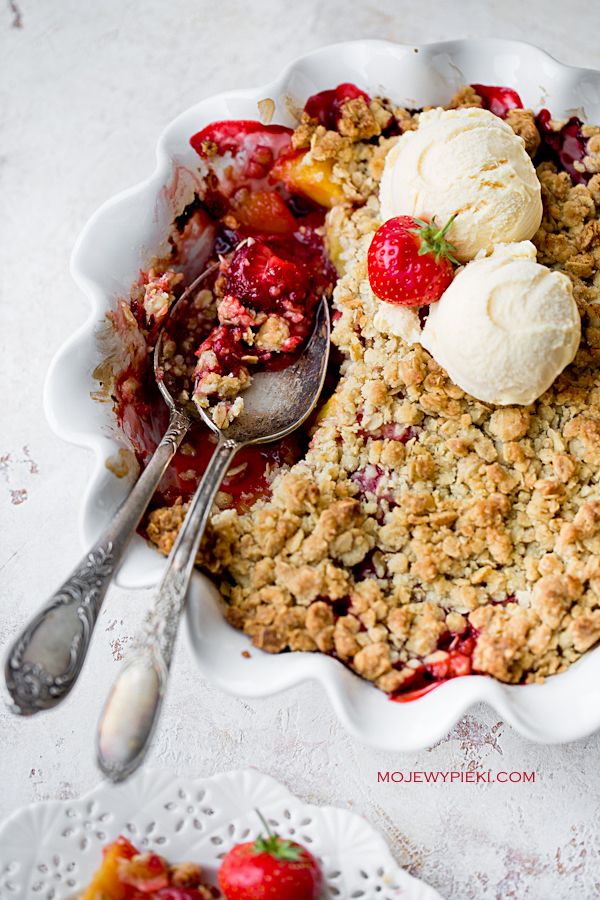 Morangos e manga com crumble de aveia