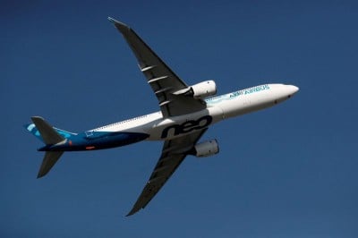 &copy; Reuters. FILE PHOTO: An Airbus A330neo aircraft performs during the inauguration of the 53rd International Paris Air Show at Le Bourget Airport near Paris, France, June 17, 2019. REUTERS/Benoit Tessier/Pool/File Photo