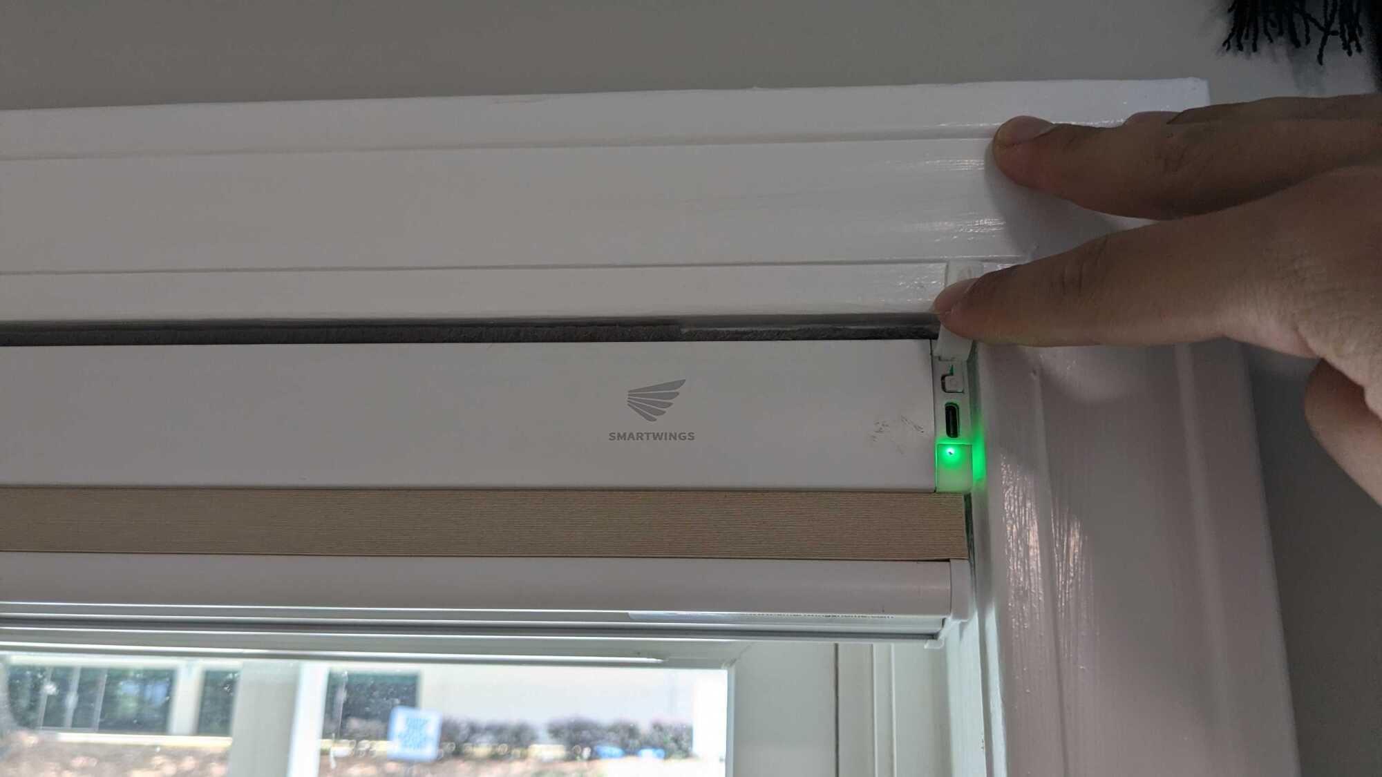 The physical button I need to press to move the blind up and down.