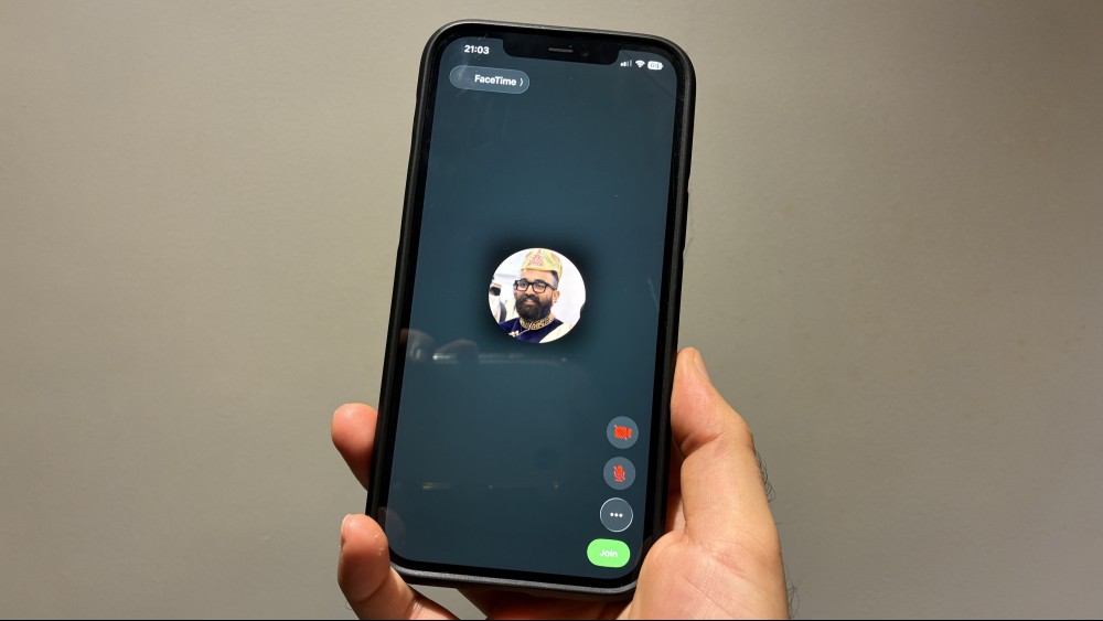 FaceTime's call controls on the right side in iOS 26.
