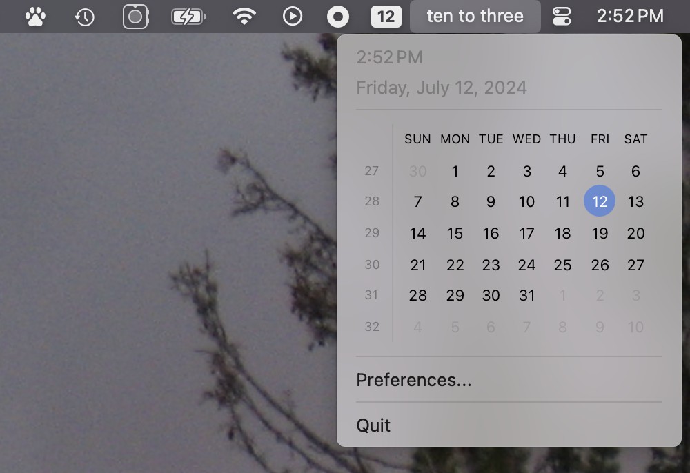 A replacement for the Mac clock says "ten to three". The actual clock says 2:52, demonstrating that the fuzzy clock is in fact rounding.