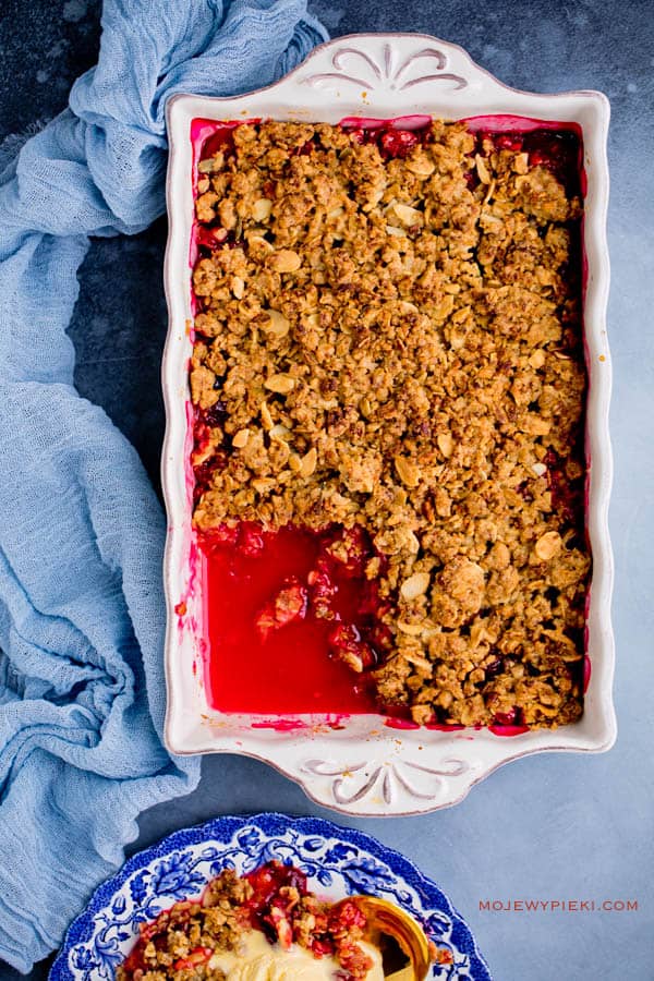 Crumble com granola e ameixas