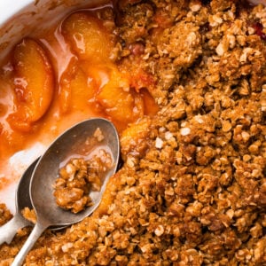 Crisp με Ροδάκινα (Crumble Βρώμης)