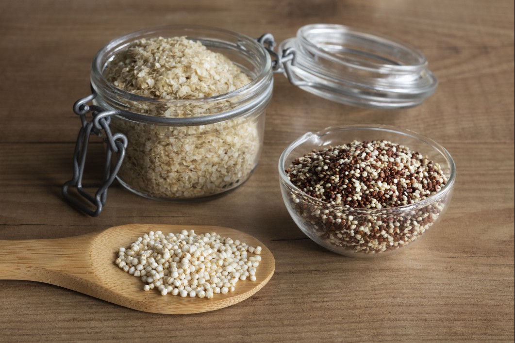 various quinoa on containers