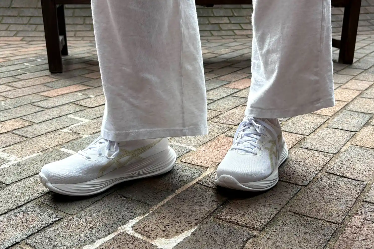 The front of a person wearing the Asics Women's Gel-Cumulus 27 Running Shoes