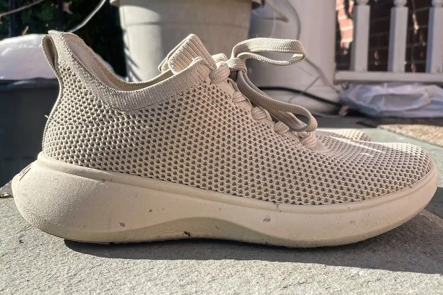 A side view of the Vivaia Unisex Urban Sneaker Slider