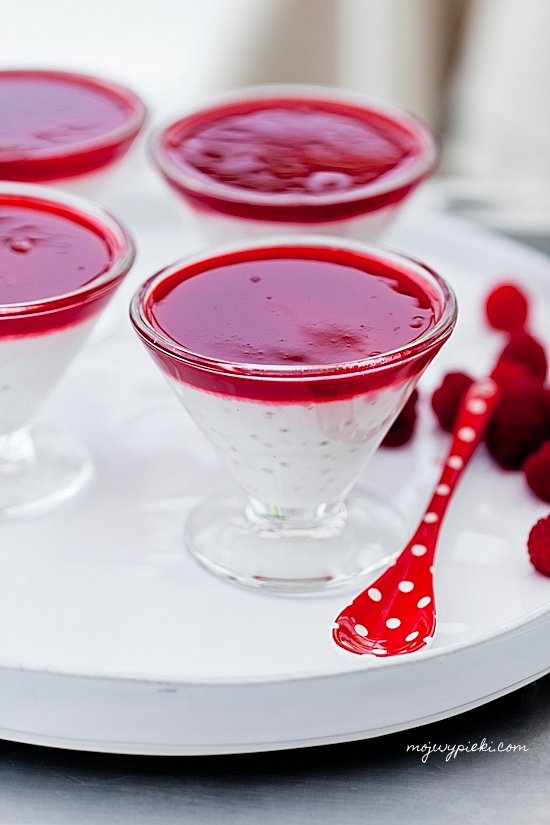 Pudim de tapioca de coco com framboesas