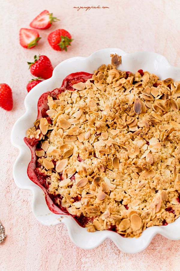 Crumble de amêndoa com morangos