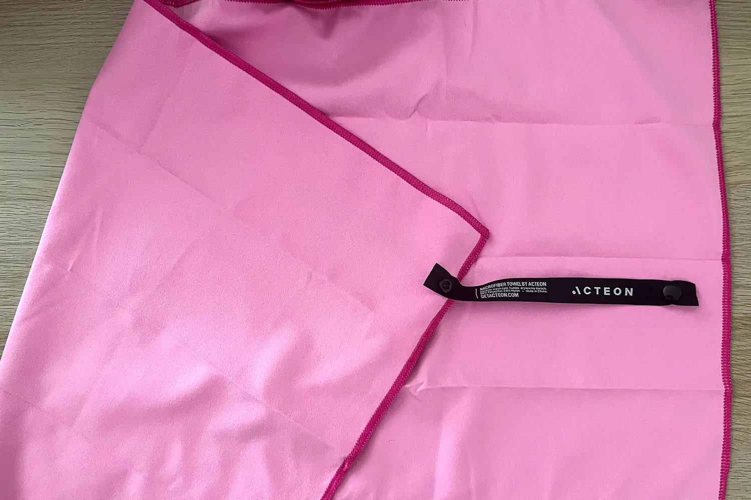 Both sides of the Acteon Microfiber Quick Dry Gym Towel