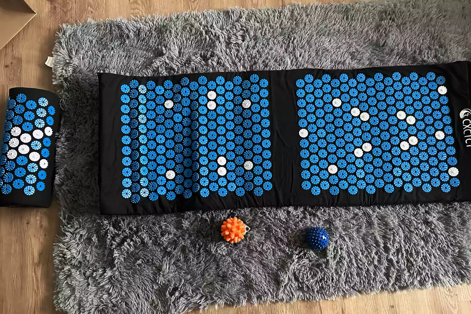 Above view of CXCTCT Extra-Long Yoga Acupressure Mat Set over gray rug