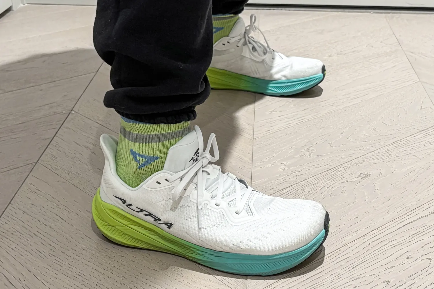A side view of a person wearing the Altra Men's Experience Flow 2 Sneakers