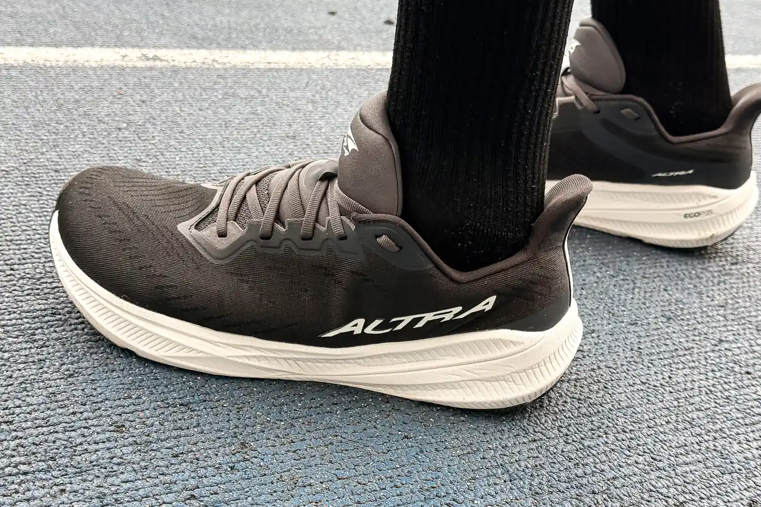 The brand name printed on the side of the Altra Men's Experience Flow 2 Sneakers
