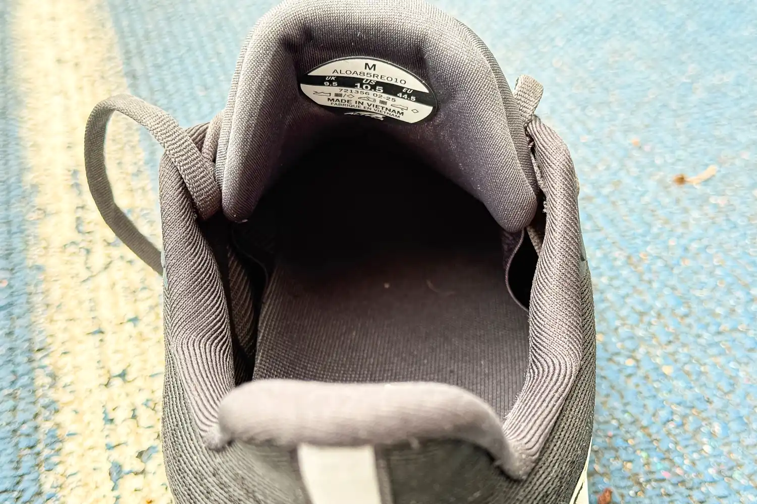 The information printed on the tag of the Altra Men's Experience Flow 2 Sneaker