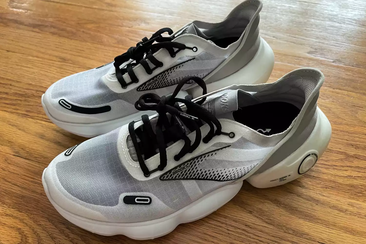 The Brooks Aurora BL sneakers on a woodenfloor