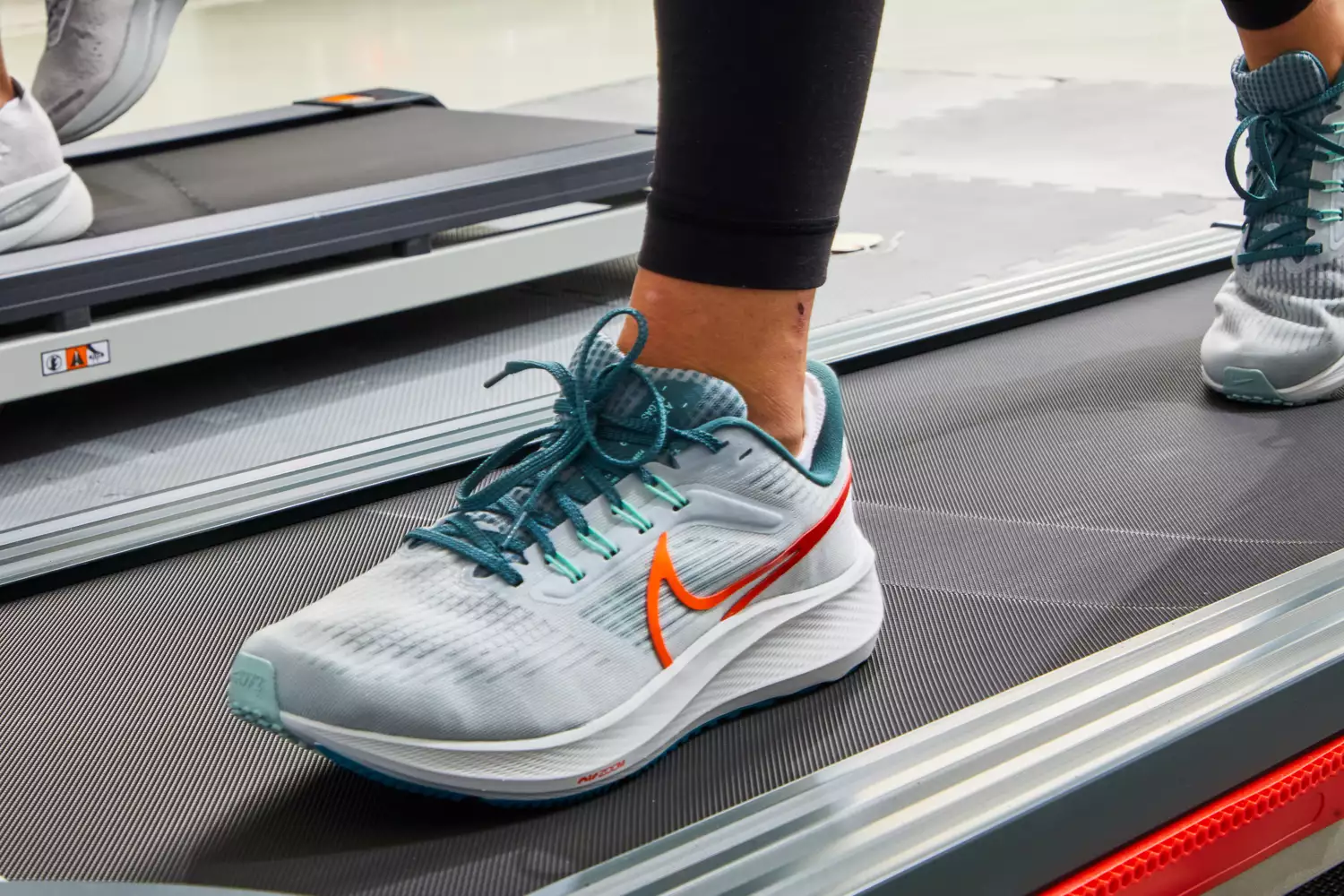 Person wearing Nike Women's Pegasus 39 on treadmill